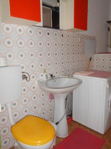y baño con lavamanos, aseo y lavamanos. en Apartments Ema, en Šibenik