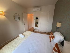 a bedroom with a large white bed in a room at Aux Vendanges de Bourgogne in Paray-le-Monial