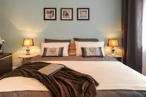 ein Schlafzimmer mit einem Bett mit einer Decke darauf in der Unterkunft Ferienhaus Reuter in Faurndau