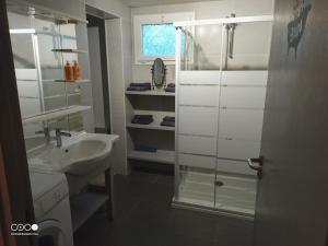 een badkamer met een glazen douche en een wastafel bij Castorette, au calme, petit déjeuner compris in Mimizan +35 foto's