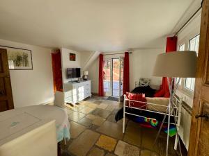 ein Schlafzimmer mit einem Bett, einem Sofa und einer Lampe in der Unterkunft Chambre d'hôtes duplex Le petit mas niçois de la Villa rose in Nizza