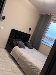 una camera da letto con un letto grande con una grande finestra di City Stay Apartament a Warszawa