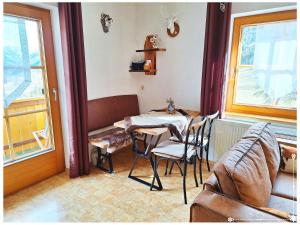 een tafel en stoelen in een kamer met een raam bij Fewo-Egger-Thalmann in Virgen