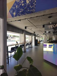 un ristorante con sedie e un bar con stelle sul soffitto di Biała Perła Residence Czarna Góra a Sienna