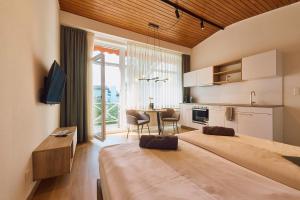 een grote slaapkamer met een groot bed en een tafel bij Kapfwald Appartements in Bad Dürrheim