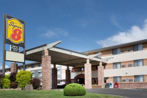 Super 8 by Wyndham Grand Junction Colorado في غراند جنكشن: علامة الفندق أمام المبنى