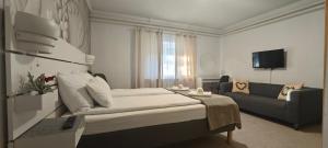 Et tv og/eller underholdning på Lugas Apartman Miskolctapolca 2 Hálószoba 50m2 Dézsa és Jakuzzi közel a Barlangfürdőhöz