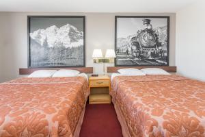 Postel nebo postele na pokoji v ubytování Super 8 by Wyndham Grand Junction Colorado