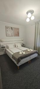 En eller flere senge i et værelse på Lugas Apartman Miskolctapolca 2 Hálószoba 50m2 Dézsa és Jakuzzi közel a Barlangfürdőhöz + 123 billeder