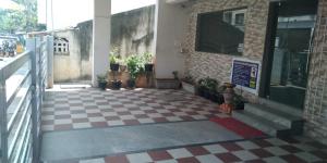 een lobby van een gebouw met een geruite vloer bij VRJ Residency inn in Chennai