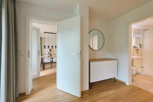 een kamer met een witte deur en een badkamer bij Kapfwald Appartements in Bad Dürrheim +80 foto's