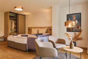 een slaapkamer met een bed en een woonkamer bij Kapfwald Appartements in Bad Dürrheim