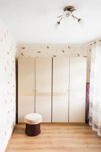 a dressing room with a bench and a ceiling fan at Lastekodu Apartment in Tallinn