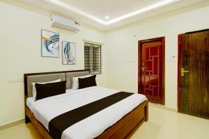 En eller flere senge i et værelse på Hotel O RS HOTELS