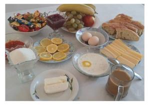 een tafel vol met verschillende soorten eten en eieren bij Tilek Guest House in Kara-Koo