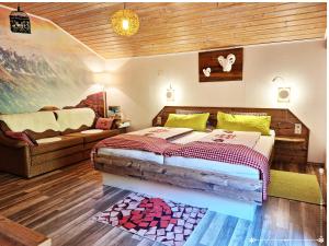 een slaapkamer met een bed en een bank bij Fewo-Egger-Thalmann in Virgen