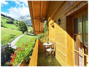 een balkon met een tafel en stoelen op een huis bij Fewo-Egger-Thalmann in Virgen +14 foto's
