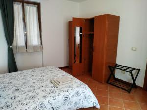 una camera da letto con un letto e un armadio in legno di La Dama di Fiori a Verolanuova