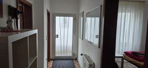 een kamer met een hal met een deur naar een balkon bij Berg Messe 1, w-lan, Homeoffice in Bergisch Gladbach