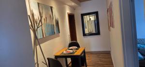 een kamer met een tafel, stoelen en schilderijen bij Berg Messe 1, w-lan, Homeoffice in Bergisch Gladbach