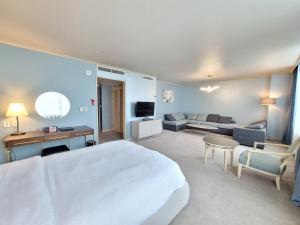 TV a/nebo společenská místnost v ubytování 퀸벨호텔