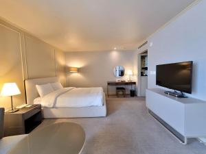 TV a/nebo společenská místnost v ubytování 퀸벨호텔