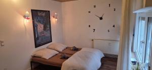 een kamer met twee honden die op een bed liggen bij Berg Messe 1, w-lan, Homeoffice in Bergisch Gladbach