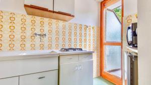 una cucina con un lavandino e una finestra di Accogliente appartamento a due minuti dal centro a Limone Piemonte Altre 7 foto