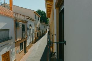 uitzicht op een steeg vanaf een balkon van een gebouw bij La Huella del Cuero in Siles