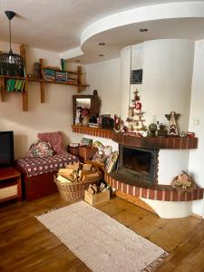 un soggiorno con camino e divano di Apartmán Eva a Liptovský Svätý Peter