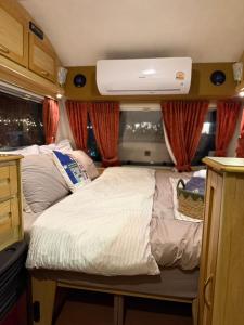 En eller flere senge i et værelse på Samonrada home stay Khao yai