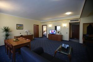 TV a/nebo společenská místnost v ubytování Hotel Continental