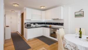 Kuchyň nebo kuchyňský kout v ubytování Apartment Mirjana