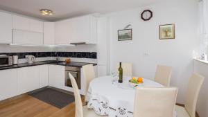Kuchyň nebo kuchyňský kout v ubytování Apartment Mirjana