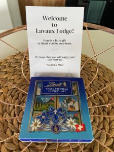 a welcome to hawaiian lodge card in a wicker basket at Lavaux Lodge - Romantic escape with magic views! in Chardonne