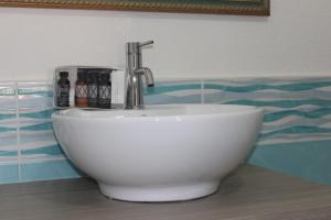 een wastafel met een kraan in de badkamer bij B&B MARIMA 2 POSTI ORGOSOLO in Orgosolo