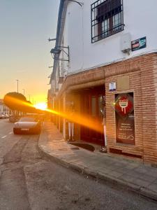 een gebouw aan de kant van een straat met de zonsondergang bij RETIRO DEL TEATRO Hotel Boutique y Apartamentos en Almagro in Almagro