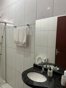 Et badeværelse på Casa jardim ao lado da BR-242 + 15 billeder