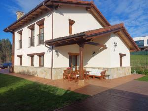 een groot wit huis met een tafel en stoelen bij Casa Eloy in Argüero +82 foto's