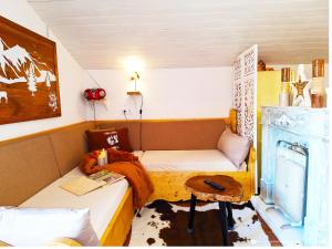 een kleine kamer met een bank en een tafel bij Fewo-Egger-Thalmann in Virgen