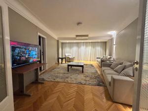 TV/trung tâm giải trí tại Spacious 3 Bedroom Condo Nile View in Agouza
