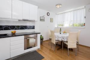 Kuchyň nebo kuchyňský kout v ubytování Apartment Mirjana
