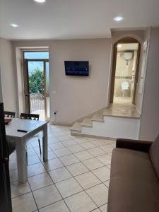 un soggiorno con un tavolo e una scala di Villa Falcone ad Alvignano