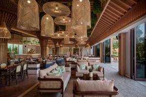 a lobby of a hotel with couches and chairs at Samanea Wellness Resort in Phumĭ Tŭk Lŭy