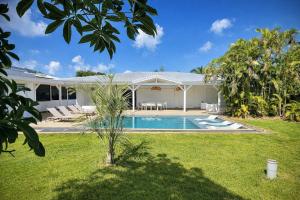 a house with a swimming pool in the yard at Villa Cokoon in Saint-François