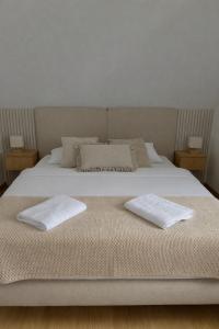 een wit bed met twee kussens erop bij Willa Black Wood in Istebna +9 foto's