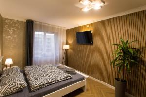 En eller flere senge i et værelse på Prestige Apartament near thermal pool