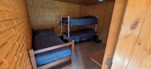 En eller flere køjesenge i et værelse på CABAÑA Willy's country club Cauquenes