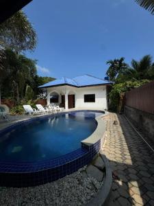 a swimming pool in front of a house at SU house Koh Phangan in Thong Nai Pan Yai