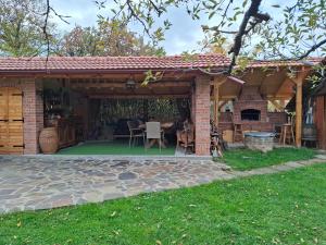 een paviljoen met een tafel en stoelen in een tuin bij Casa mea de vacanta in Baia-Sprie